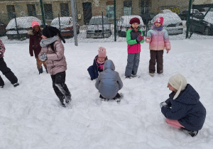 Zimowe szaleństwa na śniegu w klasie 1a_bitwa na śnieżki.