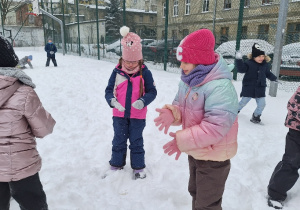 Zimowe szaleństwa na śniegu w klasie 1a_bitwa na śnieżki.