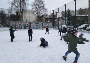 Zimowe szaleństwa na śniegu w klasie 1a_bitwa na śnieżki.