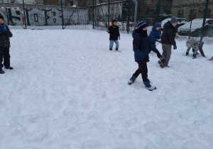 Zimowe szaleństwa na śniegu w klasie 1a_bitwa na śnieżki.