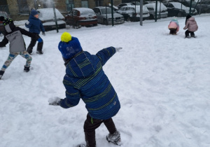Zimowe szaleństwa na śniegu w klasie 1a_bitwa na śnieżki.