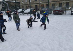 Zimowe szaleństwa na śniegu w klasie 1a_bitwa na śnieżki.