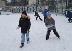 Zimowe szaleństwa na śniegu w klasie 1a_bitwa na śnieżki.