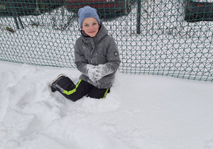 Zimowe szaleństwa na śniegu w klasie 1a_bitwa na śnieżki.