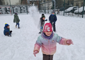Zimowe szaleństwa na śniegu w klasie 1a_bitwa na śnieżki.