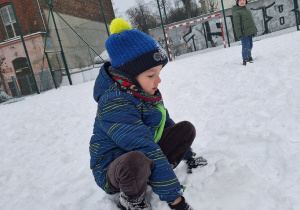 Zimowe szaleństwa na śniegu w klasie 1a_bitwa na śnieżki.