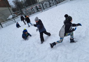 Zimowe szaleństwa na śniegu w klasie 1a_bitwa na śnieżki.