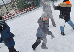 Zimowe szaleństwa na śniegu w klasie 1a_bitwa na śnieżki.