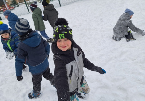 Zimowe szaleństwa na śniegu w klasie 1a_bitwa na śnieżki.