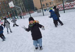 Zimowe szaleństwa na śniegu w klasie 1a_bitwa na śnieżki.