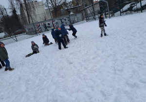 Zimowe szaleństwa na śniegu w klasie 1a_bitwa na śnieżki.