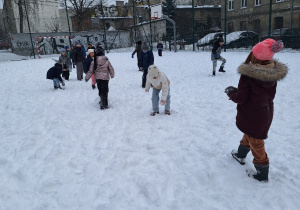 Zimowe szaleństwa na śniegu w klasie 1a_bitwa na śnieżki.
