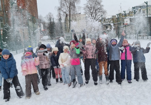 Zimowe szaleństwa na śniegu w klasie 1a_zdjęcie grupowe.