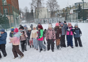 Zimowe szaleństwa na śniegu w klasie 1a_zdjęcie grupowe.