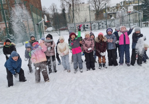 Zimowe szaleństwa na śniegu w klasie 1a_zdjęcie grupowe.