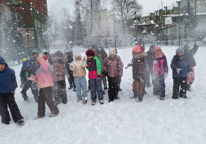 Zimowe szaleństwa na śniegu w klasie 1a_zdjęcie grupowe.