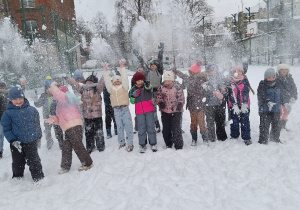 Zimowe szaleństwa na śniegu w klasie 1a_zdjęcie grupowe.