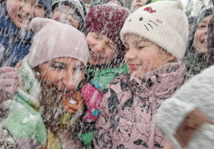 Zimowe szaleństwa na śniegu w klasie 1a_zdjęcie z wychowawcą.