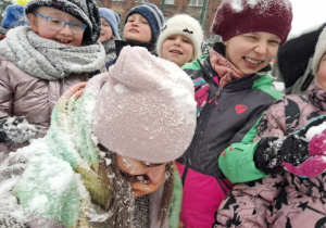 Zimowe szaleństwa na śniegu w klasie 1a_zdjęcie z wychowawcą.