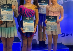 Zawody łyżwiarstwa figurowego Walley Winter Cup_uczestniczki z wręczonymi dyplomami.