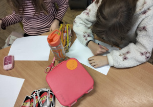 Dzień Babci i Dziadka w świetlicy szkolnej_portret babci/dziadka_twórcza praca świetliczaków.