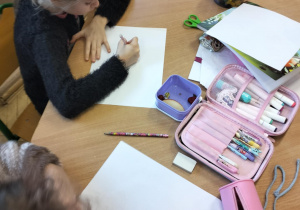 Dzień Babci i Dziadka w świetlicy szkolnej_portret babci/dziadka_twórcza praca świetliczaków.