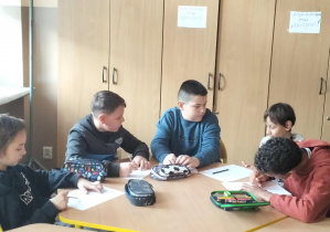 Dzień Babci i Dziadka w świetlicy szkolnej_portret babci/dziadka_twórcza prace świetliczaków.