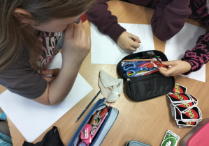 Dzień Babci i Dziadka w świetlicy szkolnej_portret babci/dziadka_twórcza prace świetliczaków.