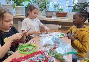 Zimowe witraże i sztuka land art w klasie 1a.