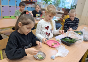 Zimowe witraże i sztuka land art w klasie 1a.
