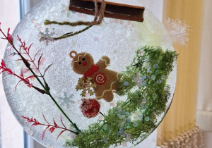 Zimowe witraże i sztuka land art_efekt finalny twórczej praca ucznia klasy 1a.