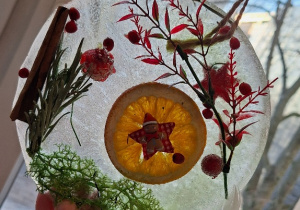 Zimowe witraże i sztuka land art_efekt finalny twórczej praca ucznia klasy 1a.