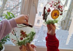 Zimowe witraże i sztuka land art_efekt finalny twórczej praca uczniów klasy 1a.