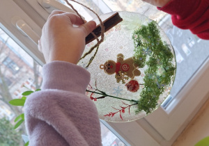 Zimowe witraże i sztuka land art_efekt finalny twórczej praca ucznia klasy 1a.