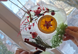 Zimowe witraże i sztuka land art_efekt finalny twórczej praca ucznia klasy 1a.