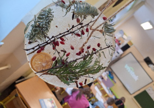 Zimowe witraże i sztuka land art_efekt finalny twórczej praca ucznia klasy 1a.