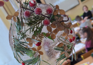 Zimowe witraże i sztuka land art_efekt finalny twórczej praca ucznia klasy 1a.