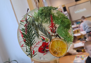 Zimowe witraże i sztuka land art_efekt finalny twórczej praca ucznia klasy 1a.