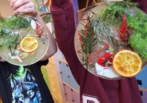 Zimowe witraże i sztuka land art_efekt finalny twórczej praca uczniów klasy 1a.