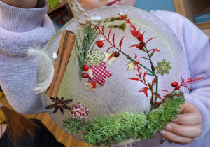 Zimowe witraże i sztuka land art_efekt finalny twórczej praca ucznia klasy 1a.