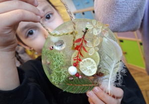 Zimowe witraże i sztuka land art_efekt finalny twórczej praca ucznia klasy 1a.