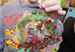 Zimowe witraże i sztuka land art_efekt finalny twórczej praca ucznia klasy 1a.