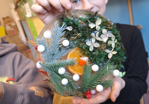 Zimowe witraże i sztuka land art_efekt finalny twórczej praca ucznia klasy 1a.