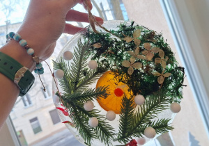 Zimowe witraże i sztuka land art_efekt finalny twórczej praca ucznia klasy 1a.