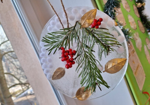 Zimowe witraże i sztuka land art_efekt finalny twórczej praca ucznia klasy 1a.