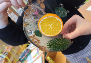 Zimowe witraże i sztuka land art_efekt finalny twórczej praca ucznia klasy 1a.