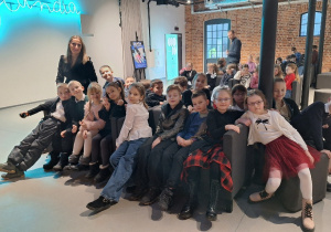 Klasa 1a i spotkanie ze sztuką w teatrze Pinokio.