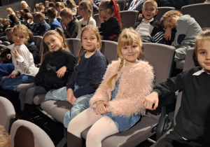 Klasa 1a i spotkanie ze sztuką w teatrze Pinokio.