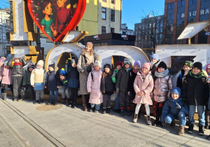 Klasa 1a i spotkanie ze sztuką w teatrze Pinokio_pamiątkowe zdjęcie w drodze powrotnej do szkoły.
