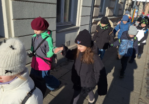 Klasa 1a i spotkanie ze sztuką w teatrze Pinokio_w drodze do teatru.